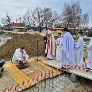 Nadbiskup Kutleša blagoslovio kamen temeljac nove župne kuće i pastoralnog centra u Lugu Samoborskom